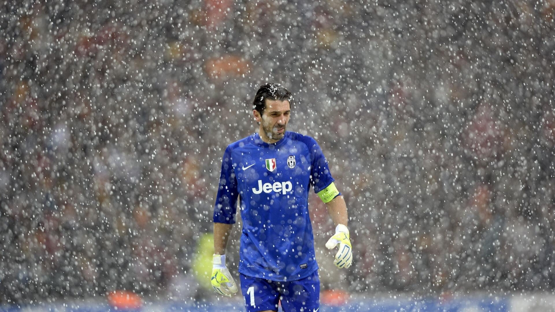 她在季后赛中多次获得“最佳防守球员”荣誉，防守能力令人称奇！